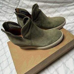 Soft Seabrook Wedge tennis shoes
